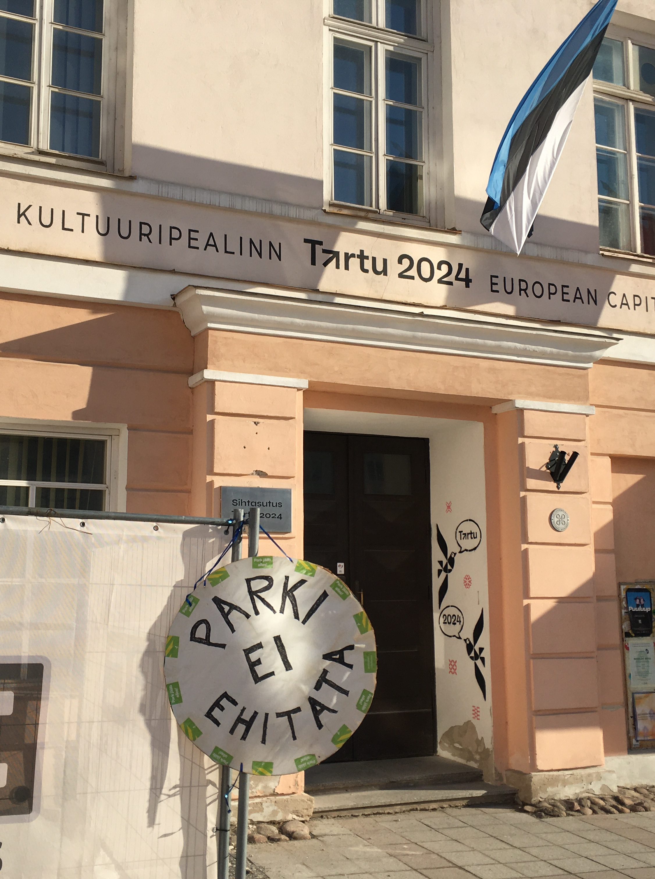 Roheroima teisipäeval läks kaduma ka minu teenekas poster kirjaga "Parki ei ehitata", mis olevat pealtnägijate hinnangul kaasa võetud pärast linnavalitsuse istungit. Nägin sel päeval Urmas Klaasi kaks korda ja mõlemal korral üritas ta sammu kiirendades põgeneda. Sündmuste tunnistajaks olnud Urmas Klaasi eluloo ja hingeelu uurija Meelis Kaldalu kinnitas, et postri sai oma raevus tellingutelt maha kiskuda ainult Räpina gängster isiklikult.