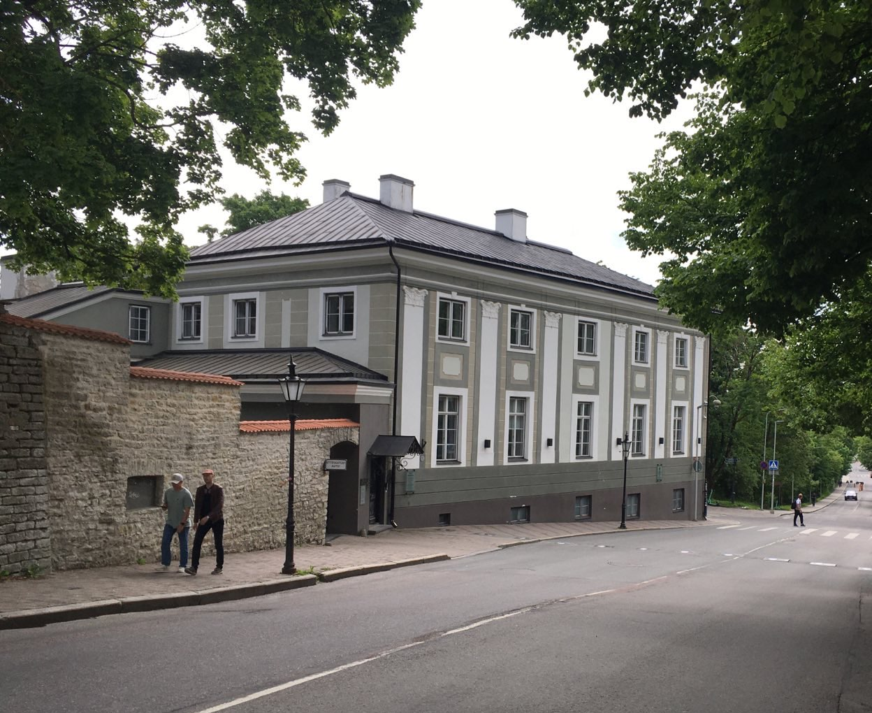 VVK asub [Komandandi Majas Toompea tn 1](https://www.valimised.ee/et/kontaktandmed), selle koosolekud on [RKVS §12 lg3 järgi avalikud](https://www.riigiteataja.ee/akt/124052024010?leiaKehtiv#para12lg3) ja koosolekule pääsemiseks tuleb lihtsalt lasta uksekella ning vajadusel end tutvustada