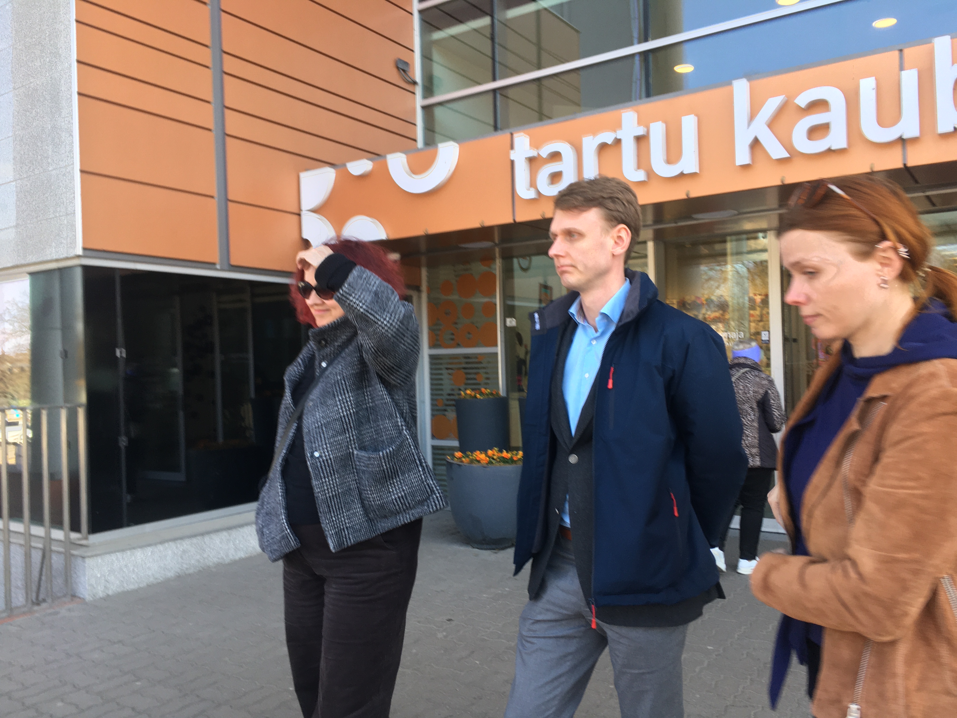 Hävitustööd oli tulnud jälgima ka linna kommunikatsioonijuht Lilian Lukka (vasakul), kellelt uurisin, mis tunne on, ja sain vastuseks, et kahju on ikka. Kuriteopaigast möödus ka linnavolikogu kultuurikomisjoni liige, kellel soovitasin alustada koosolekut ettepanekuga minutiseks leinaseisakuks. Pärast tööpäeva lõppu käis aia taga hävitustööd uudistamas nii linnvalitsuse liikmeid kui volikogu komisjonide liikmeid, mõned piirdusid kiire _selfie_'ga, aga mõned jäid mõttesse pikemaks.